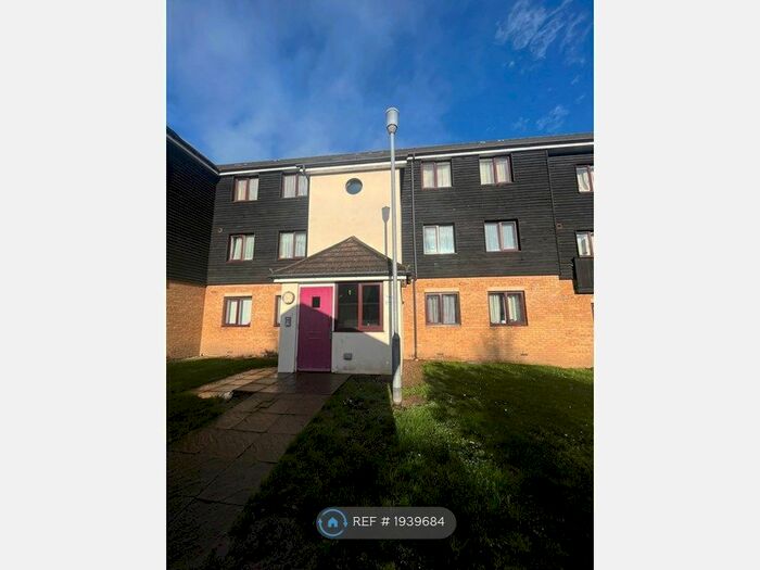 2 Bedroom Flat To Rent In Cracknell Close, Enfield, EN1