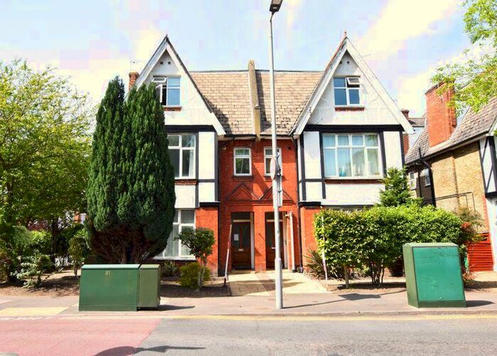 Flat To Rent In Berrylands Road, Surbiton, KT5