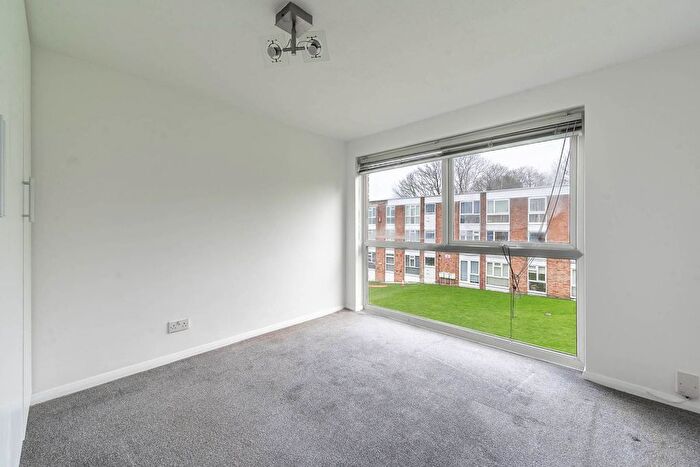 2 Bedroom Flat To Rent In Claybury, Bushey, WD23
