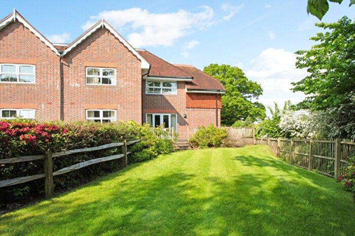 2 Bedroom Flat For Sale In Farnham Road, Liss, Hampshire, GU33
