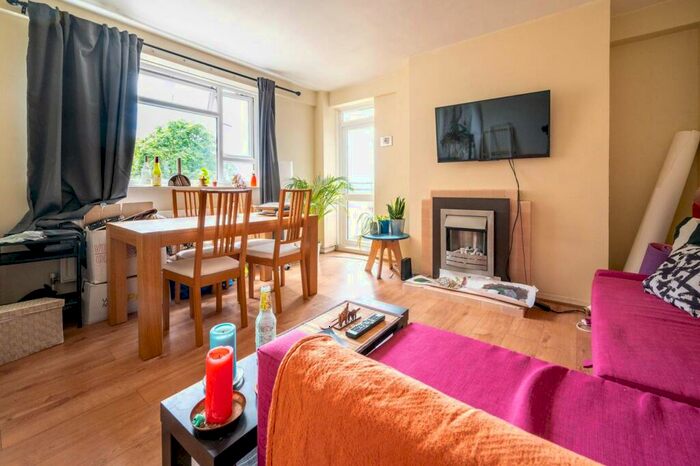 3 Bedroom Flat To Rent In Cumberland House, Kingston Hill, Kingston Upon Thames, KT2