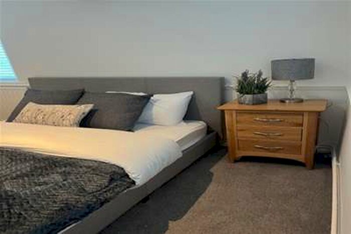 2 Bedroom Flat To Rent In Cranleigh Common, GU6