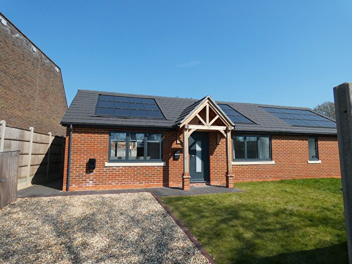 2 Bedroom Property To Rent In Englefield Road, Woking, Knaphill, GU21