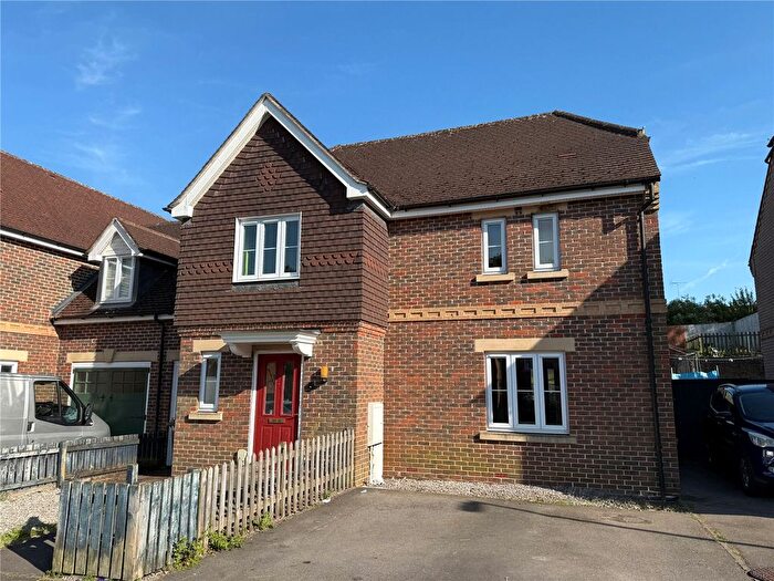 3 Bedroom Link Detached House For Sale In Hunters Hill, Burghfield Common, Reading, RG7