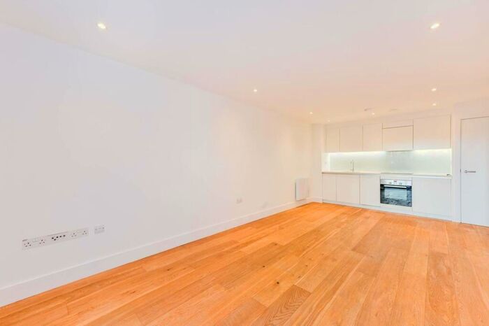 2 Bedroom Flat To Rent In Tiltman Place, Finsbury Park, London, N7
