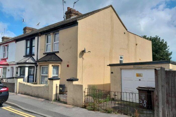 3 Bedroom Terraced House To Rent In Garfield Road, Gillingham, ME7