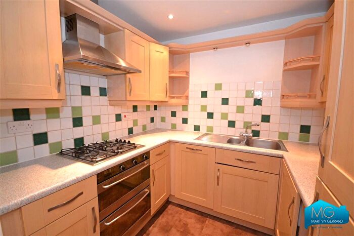 2 Bedroom Flat To Rent In Briar Close, East Finchley, London, N2
