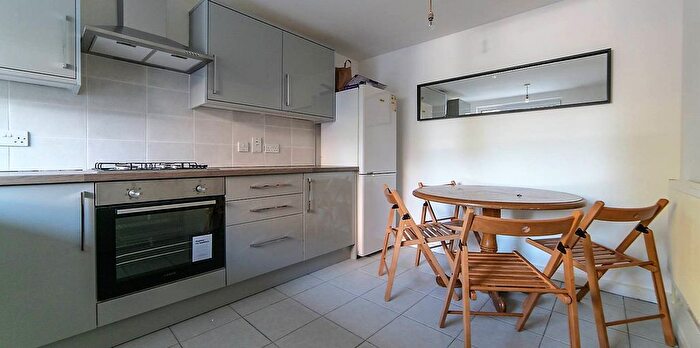 2 Bedroom Maisonette To Rent In Lawrence Close, Bow, East London, E3