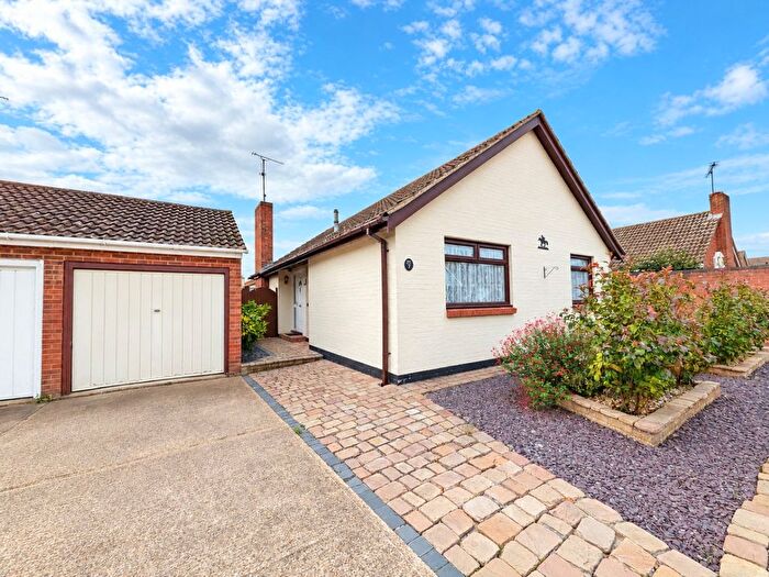 2 Bedroom Detached House For Sale In Steeple Heights, Benfleet, Essex, SS7