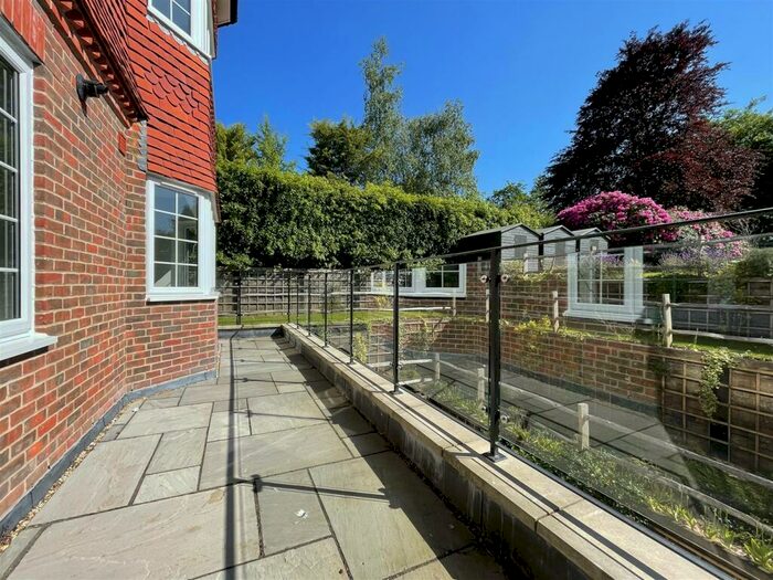 2 Bedroom Flat To Rent In Waterhouse Lane, Kingswood, KT20