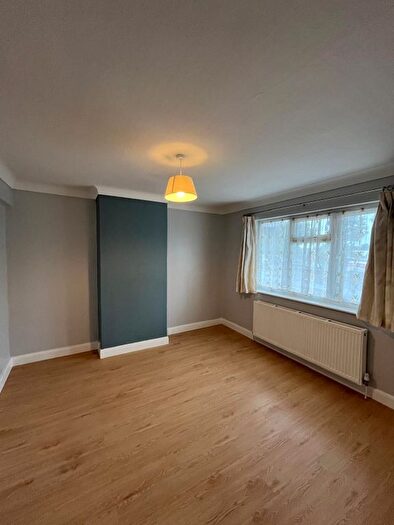 2 Bedroom Flat To Rent In Wendover Court, Western Avenue, Ealing, W3