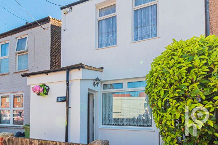 3 Bedroom End Of Terrace House To Rent In First Avenue, Queenborough, ME11