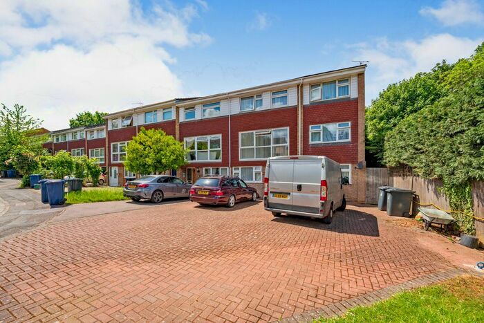 Studio To Rent In Lanark Close, London, W5