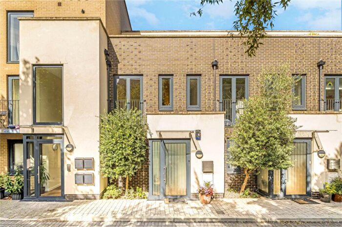 3 Bedroom Terraced House For Sale In Hayes Mews, St Johns, SE8