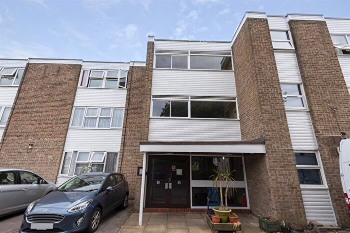 1 Bedroom Flat To Rent In Carlyle House, Bridge Road, Worthing, BN14