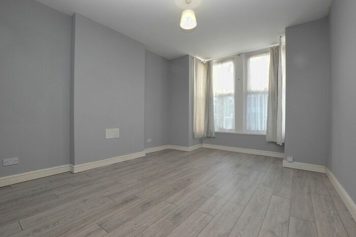 2 Bedroom Flat To Rent In Spring Lane, Woodside, Croydon, SE25