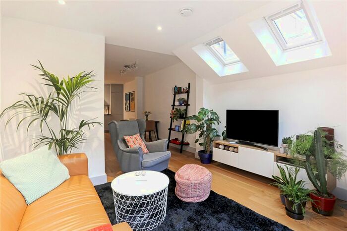 2 Bedroom Flat To Rent In St Stephens Avenue, Shepherds Bush, London, W12