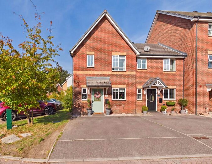 3 Bedroom End Of Terrace House For Sale In Maple Avenue, Farnborough, Hampshire, GU14