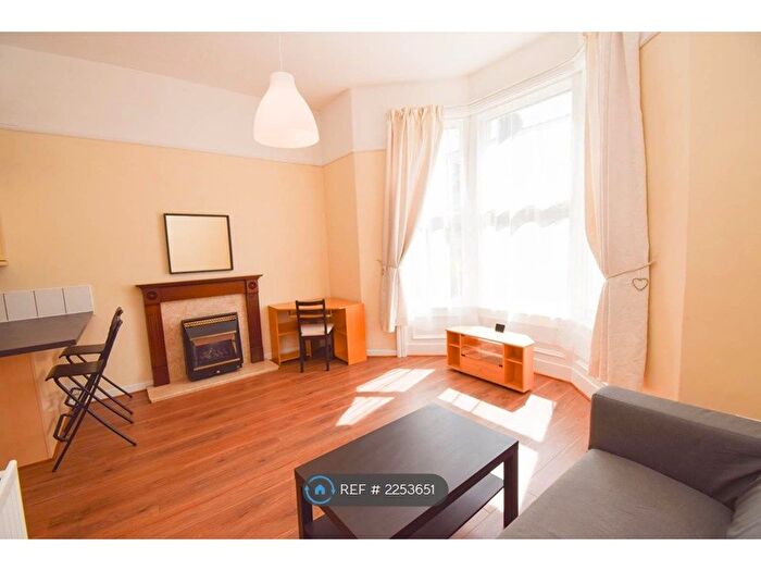 1 Bedroom Flat To Rent In Lambton Road, Newcastle Upon Tyne, NE2