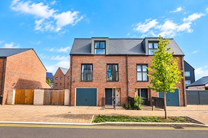 3 Bedroom Semi-Detached House For Sale In Glenway Road, Rochester, ME1