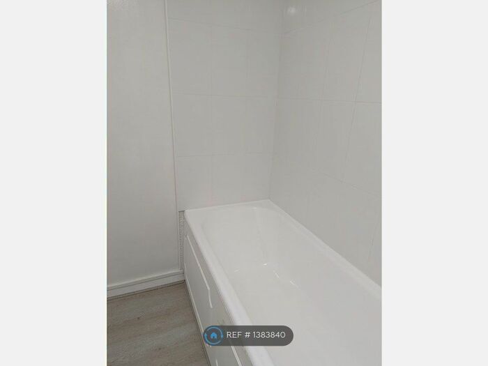 3 Bedroom Flat To Rent In Tonsley Street, Wandsworth Town, SW18