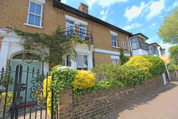 1 Bedroom Flat To Rent In Westcliff Parade, Westcliff On Sea, SS0