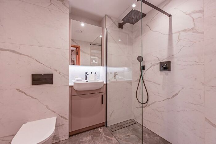 2 Bedroom Flat For Sale In One Thames Quay, Canary Wharf, London, E14