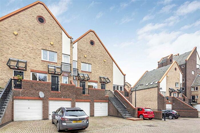 2 Bedroom Flat To Rent In Admiral Place, London, SE16