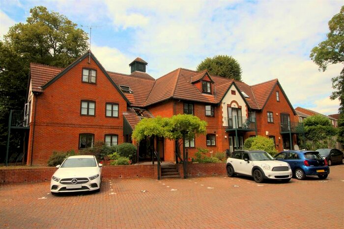 2 Bedroom Flat To Rent In West Hill Road, Woking, Surrey, GU22