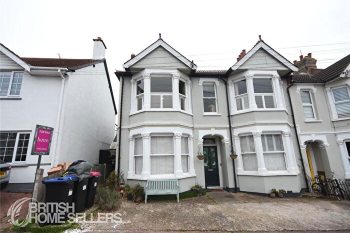 3 Bedroom Apartment For Sale In Woodfield Road, Leigh-on-Sea, Essex, SS9