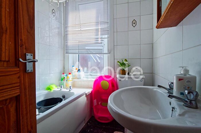 2 Bedroom House To Rent In Autumn Grove, Hyde Park, Leeds, LS6