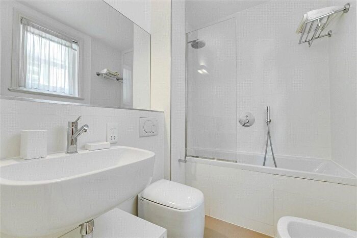 2 Bedroom Flat To Rent In Beauchamp Place, London, SW3