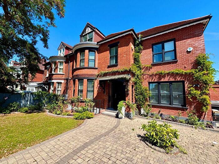 1 Bedroom Flat To Rent In Aldersbrook Road, Wanstead, E12