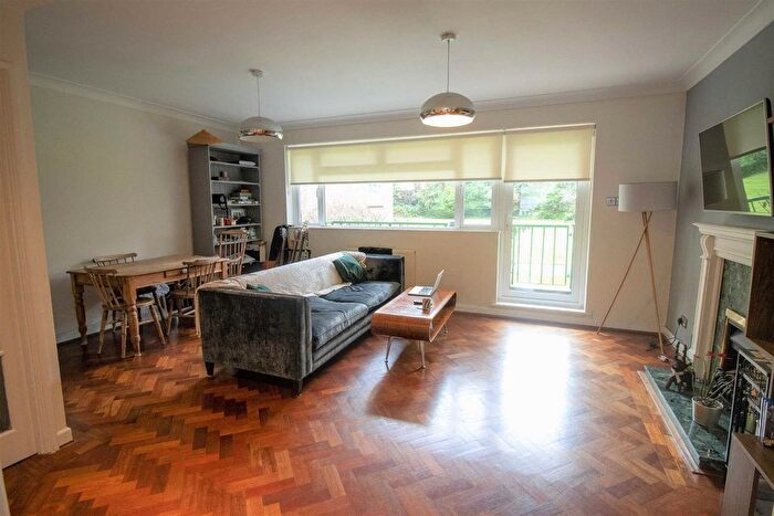 2 Bedroom Flat To Rent In Rydal Close, Hendon, NW4