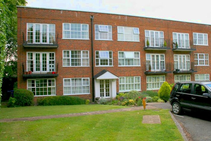 2 Bedroom Flat To Rent In Downs Avenue, Epsom, KT18