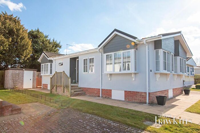 2 Bedroom Park Home For Sale In Bungalow Caravan Park, Bradenstoke, SN15