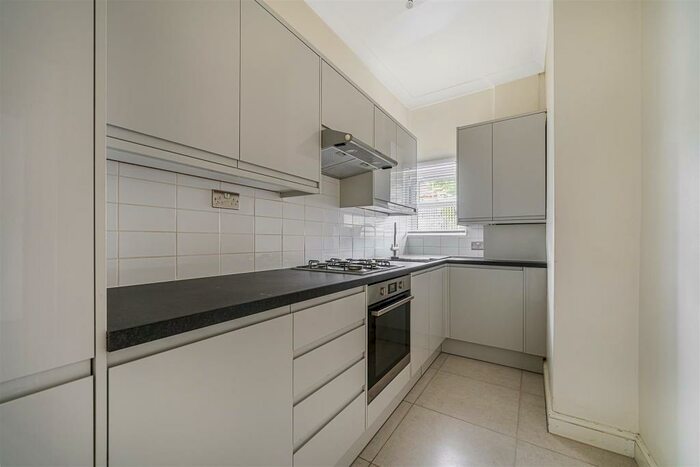 3 Bedroom Flat To Rent In Cotswold Street, West Norwood, SE27