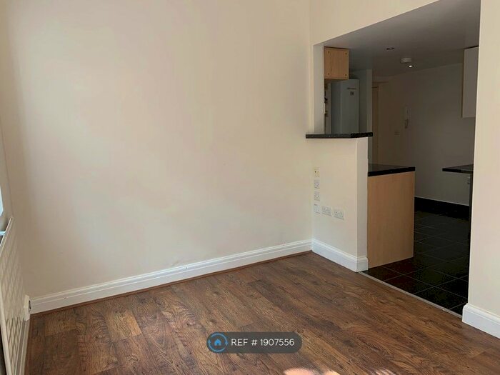 1 Bedroom Flat To Rent In Bank Chambers, London, N8