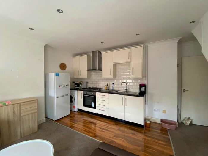 2 Bedroom Flat To Rent In Gloucester Road, Acton, W3