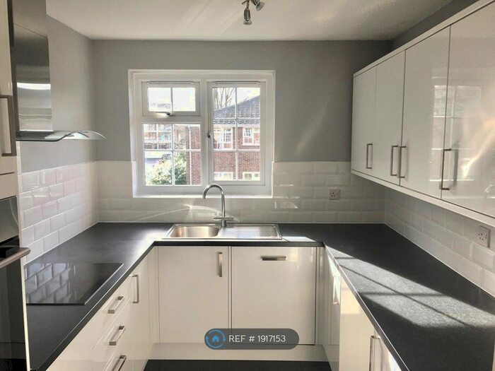 2 Bedroom Flat To Rent In Kingfisher Drive, Staines-Upon-Thames, TW18