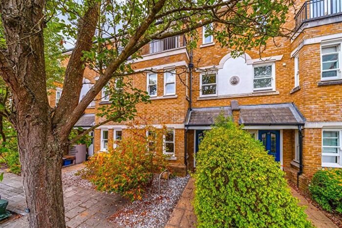 3 Bedroom Property To Rent In Admiralty Way, Teddington, TW11