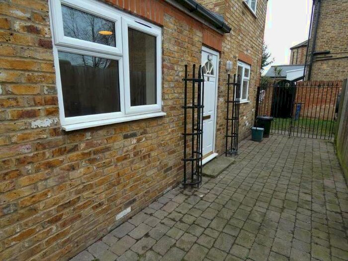 1 Bedroom Maisonette Flat To Rent In Malvern Road, TW12