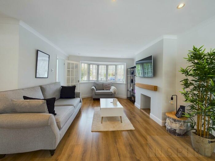 3 Bedroom End Of Terrace House For Sale In Lyndhurst Close, Crawley, RH11