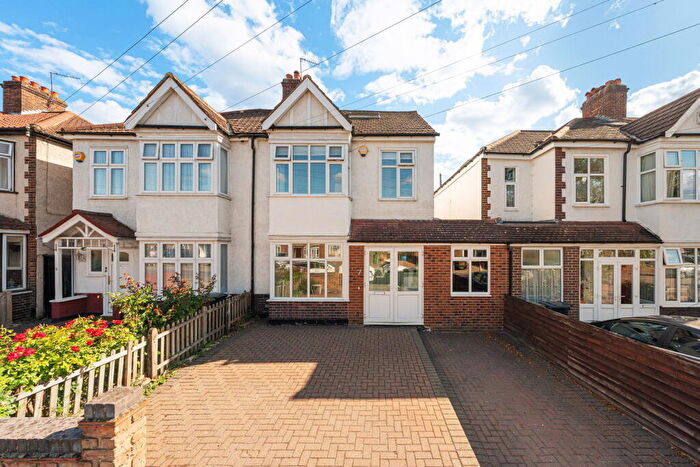 5 Bedroom Semi-Detached House For Sale In Linchmere Road, London, SE12