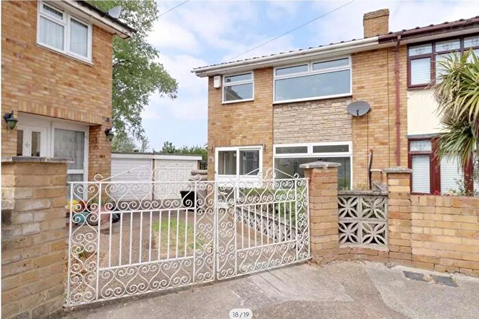 3 Bedroom Semi-detached House To Rent In Palmerston Road, Rainham, RM13