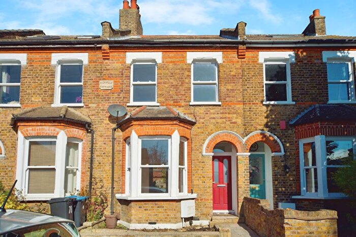3 Bedroom Detached House For Sale In Glenville Avenue, Enfield, EN2