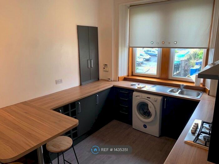 1 Bedroom Flat To Rent In Castle Gardens, Gourock, PA19