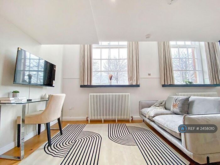 Studio To Rent In Mcdonald Road, Edinburgh, EH7