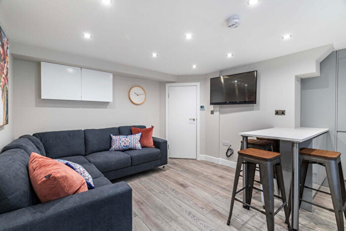 6 Bedroom House To Rent In Cardigan Lane, Leeds, LS4