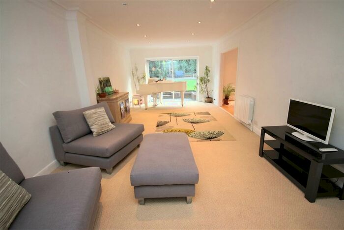 3 Bedroom Detached House To Rent In Ashurst Rd, London, Barnet, EN4
